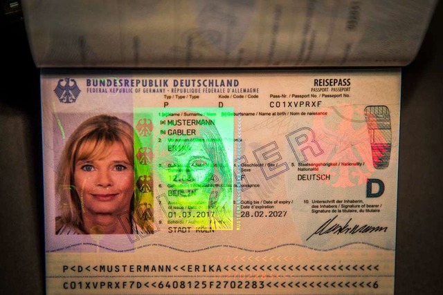 Wer darf knftig berhaupt noch Passbilder anfertigen?  | Foto: Michael Kappeler (dpa)