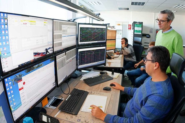 Dirk Andres, Verkehrsvertragsmanager S...iburger Hauptbahnhof  den Bahnbetrieb.  | Foto: Martin Wendel