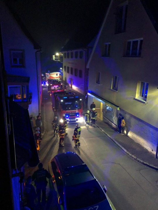 23 Uhr am Donnerstagabend: Die Rauchfa...nwerfern der Feuerwehr erleuchtet ist.  | Foto: Feuerwehr Ebringen
