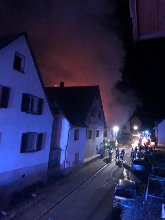 23 Uhr am Donnerstagabend: Die Rauchfa...nwerfern der Feuerwehr erleuchtet ist.  | Foto: Feuerwehr Ebringen