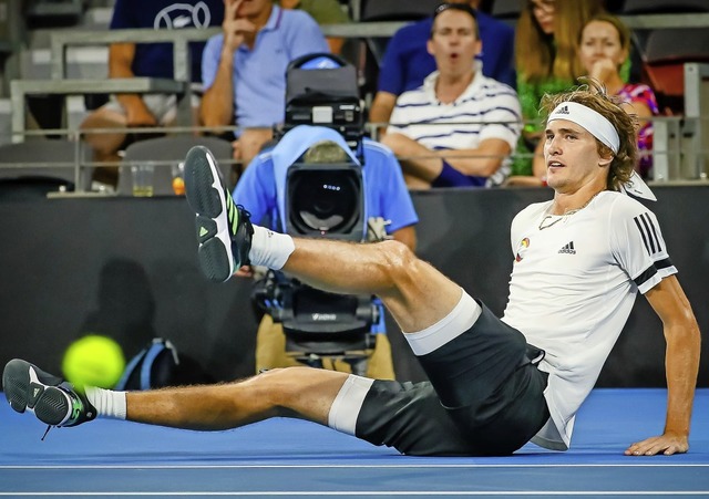 Fand sich zuletzt oft auf dem Hosenbod...eutsche Tennisspieler Alexander Zverev  | Foto: PATRICK HAMILTON (AFP)