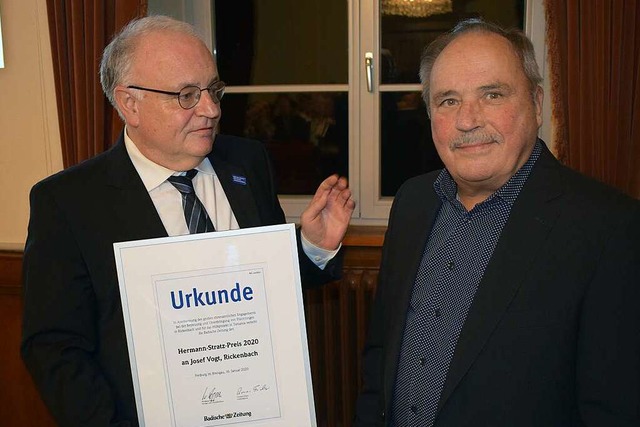 Axel Kremp , Leiter der BZ-Redaktion B...Urkunde zum Hermann-Stratz-Preis 2020.  | Foto: Krug