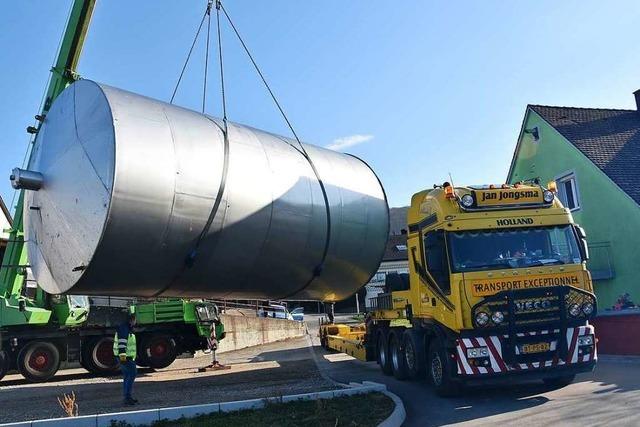 Fotos: Riesen-Weintanks werden von Pfaffenweiler in die Niederlande transportiert
