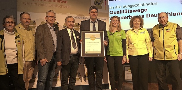 Eine erneute Auszeichnung erhielt der ...nd Mitglieder des Schwarzwaldvereins.   | Foto: privat