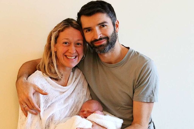 Sie haben die ungewhnliche Geburt gut...na und Torsten mit dem kleinen Lionel.  | Foto: Helios-Klinik Mllheim