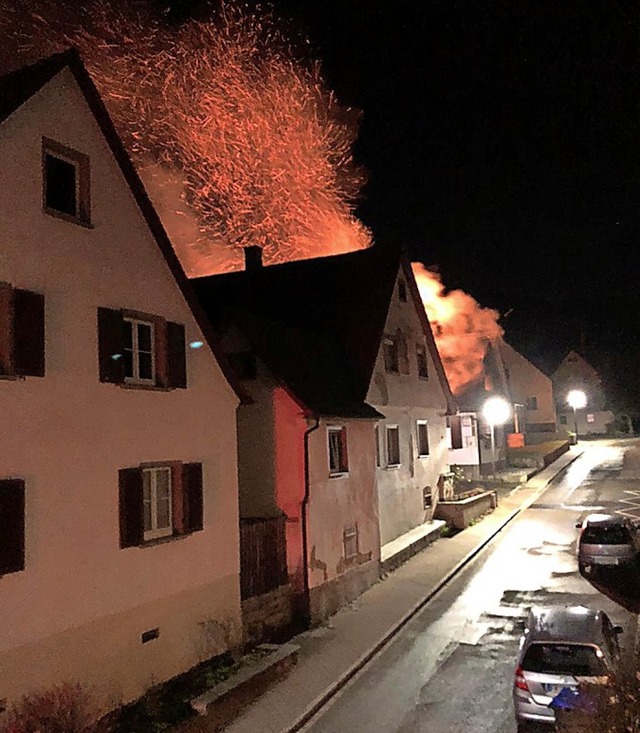 Weithin sichtbar loderten in Ebringen ...im Brand im Gebude einer Schreinerei.  | Foto: Feuerwehr Ebringen