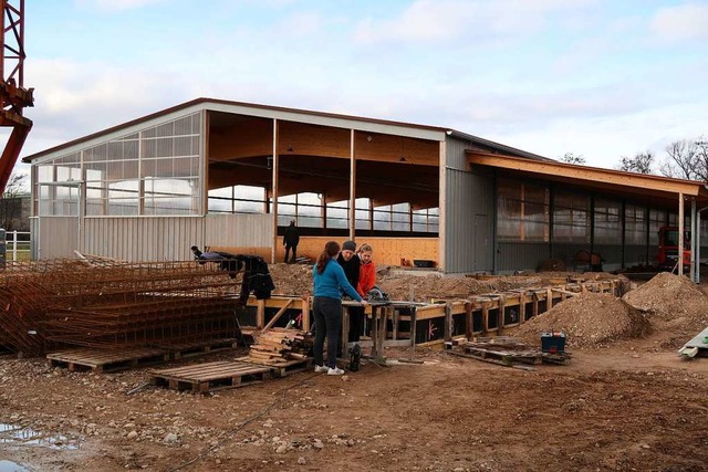 Derzeit wird an den Fundamenten fr da...itet.  Die neue Reithalle steht schon.  | Foto: Christine Weirich