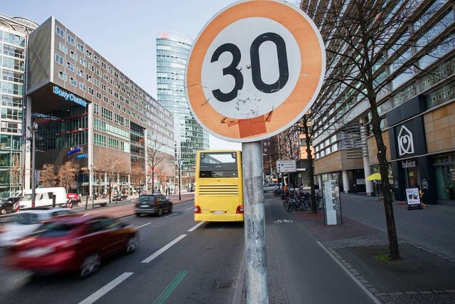 Ob Tempo 30 das Radfahren sicherer machen wrde, ist umstritten.  | Foto: Jrg Carstensen (dpa)