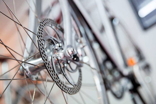 Ein Radfahrer ist mit dem Hinterrad am...Jhrigen hngen geblieben (Symbolfoto)  | Foto: Florian Schuh (dpa)