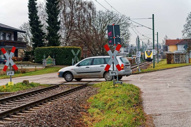 Ein Auto am unbeschrankten Bahnbergan...die S-Bahn steht bereits am Bahnsteig.  | Foto: Martin Wendel