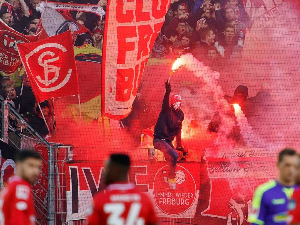 Die Freiburger Fans hatten es geschafft, Pyro-Technik mit ins Stadion zu nehmen.