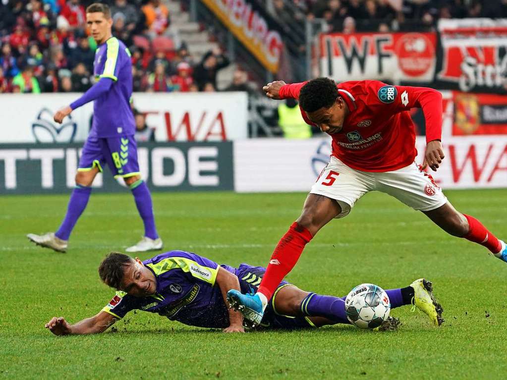 Ein Spiel mit viel Krpereinsatz bot sich den Fans in Mainz; ausgeglichen startete die Partie zwischen den Freiburgern und Mainzern in der Opel-Arena.