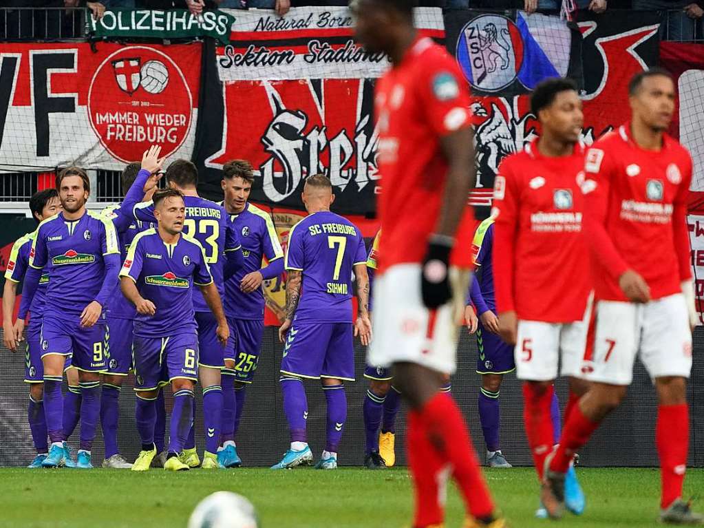 Whrend die Freiburger ihr 2:0 vor den Fans bejubeln, ist Frust bei den Mainzern angesagt.