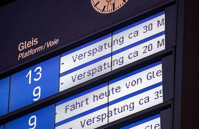 Immer wieder kommt es im Bahnverkehr zur Versptungen.  | Foto: Fabian Sommer (dpa)