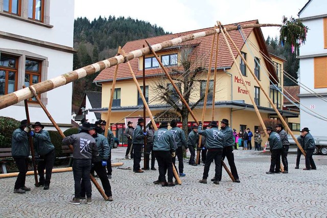 Kraft und Koordination sind beim Narrenbaumstellen  gefragt.  | Foto: Manuel Hunn