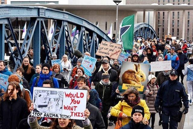 Knapp 300 Tierversuchsgegner demonstrieren in Freiburg