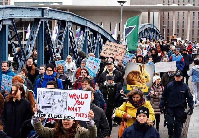 Rund 300 Demonstrantinnen und Demonstr...hen sich klar gegen Tierversuche aus.   | Foto: Thomas Kunz