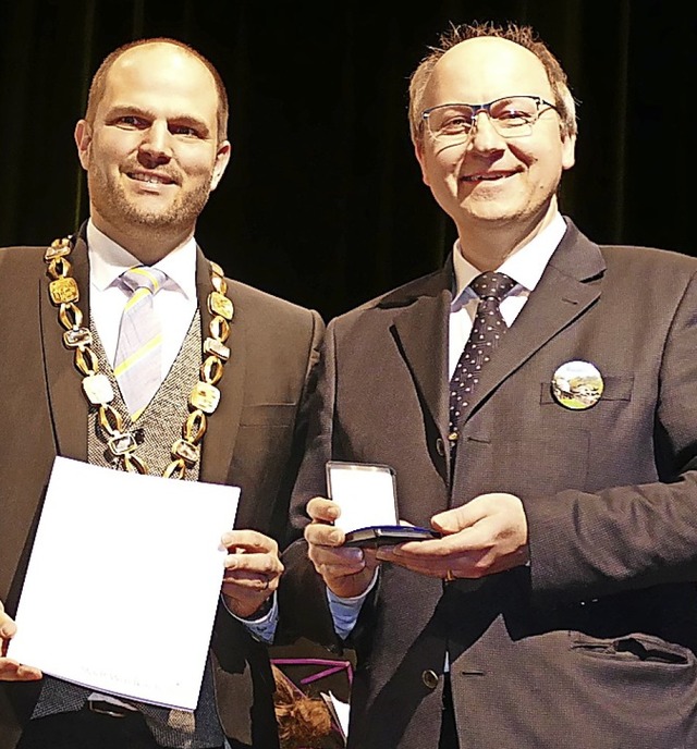 Bernd Wintermantel (r.) erhielt von OB... Silberne Verdienstmedaille der Stadt.  | Foto: Sylvia Sredniawa