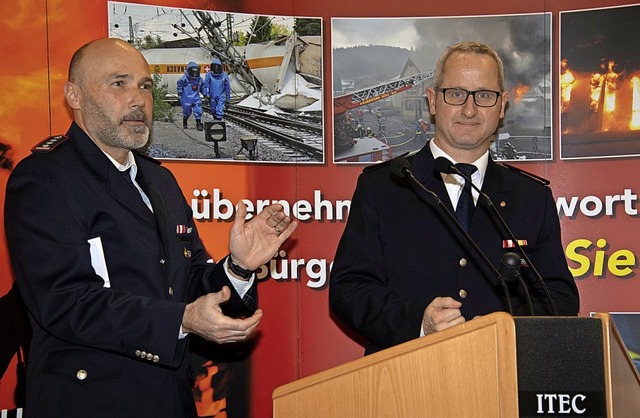 Als Abteilungskommandant mit groer Me...olger Hfflin (links) gratulierte ihm.  | Foto: Volker Mnch