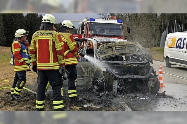 Feuerwehr löscht brennendes Auto