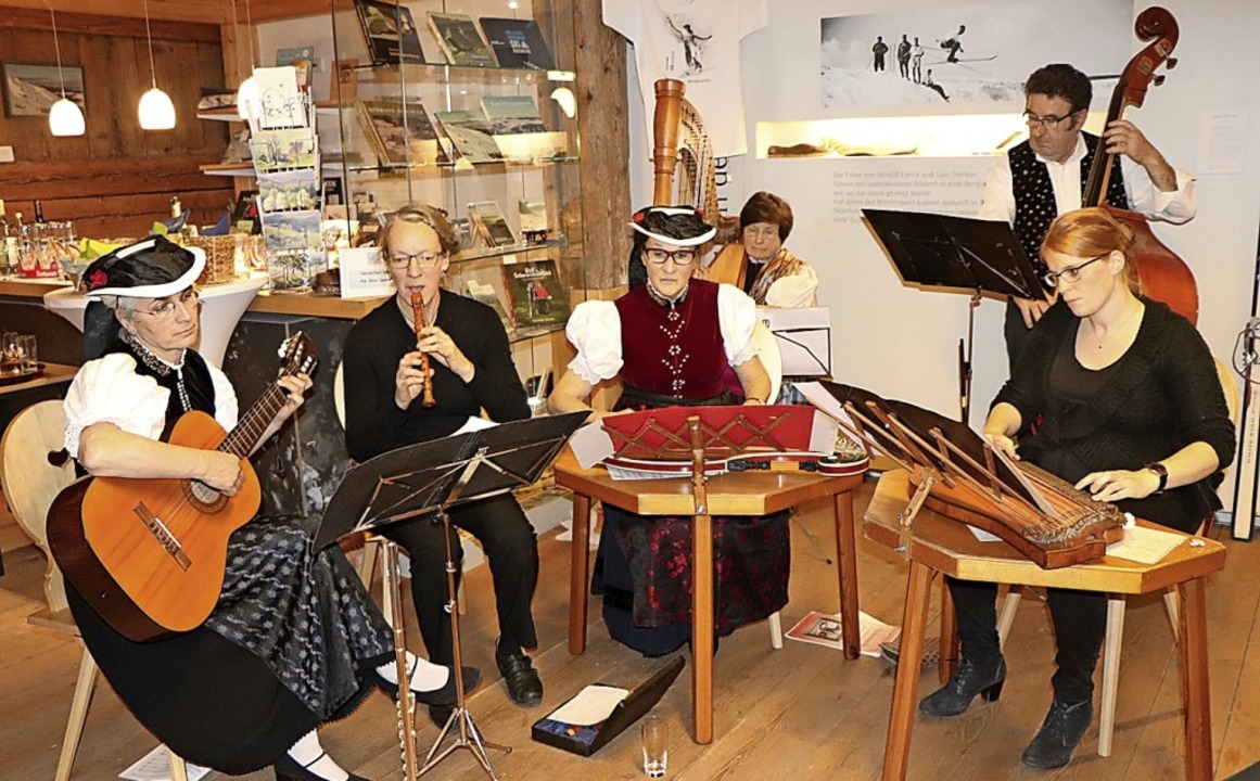 Die Stubenmusik-Gruppe Holz und Saiten...astierte  im Skimuseum Hinterzarten.    | Foto: Dieter Maurer