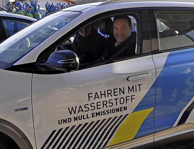 Eine Testfahrt unternahmen Felix Schre...stoff angetriebenen Auto in hlingen.   | Foto:  Ursula Ortlieb
