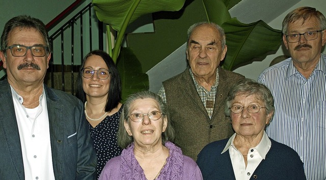 Vorsitzender Gerd Turowski und  Wendy ...rtsvorsteher Horst Simon (von links).   | Foto: Paul Schleer