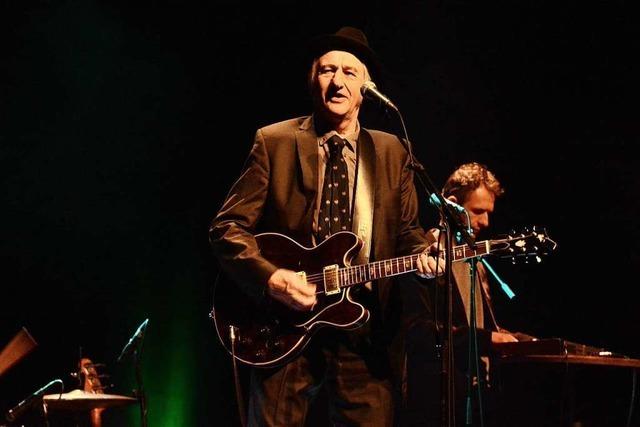 Georg Ringswandl spielt mit Widersprchen im Burghof in Lrrach