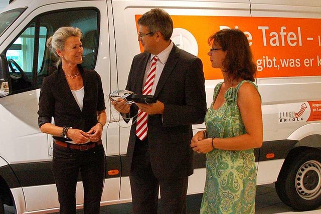 Fahrzeugbergabe (von links): Annette ..., Volker Sebastian Speck, Ursula Lange  | Foto: Clara Riefer