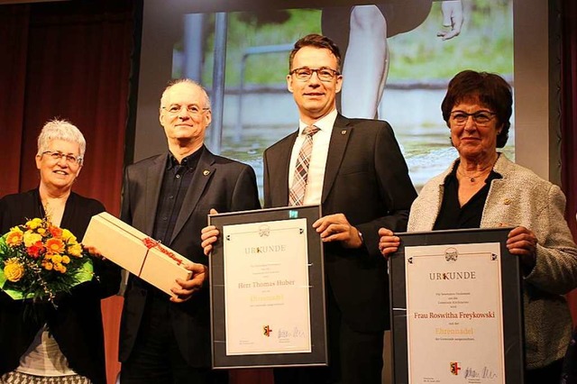 Christel und Thomas Huber, Brgermeist...itha Freykowski nach der Auszeichnung.  | Foto: Erich Krieger