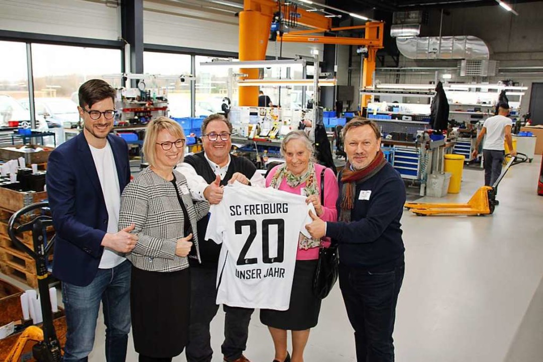 Zur Neuerffnung gratulierten auch Ver... sowie von Senior-Chefin Renate Merkle  | Foto: Mario Schneberg