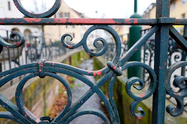 Das Gelnder am Glasbach ist an zahlreichen Stellen sanierungsbedrftig.  | Foto: Ingo Schneider