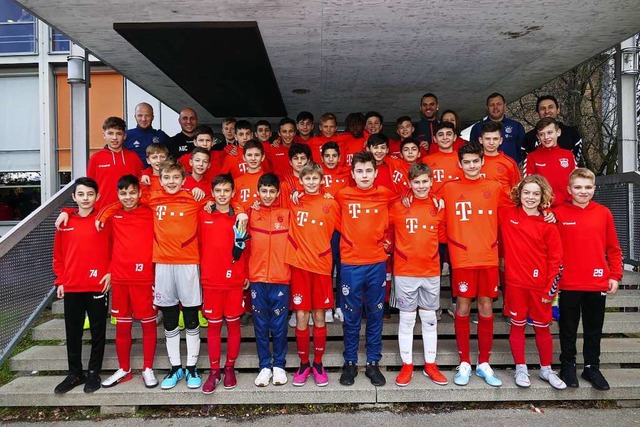Die U-13-Spieler des FC Bayern Mnchen...e zum gemeinsamen Mannschaftsfoto auf.  | Foto: Peter Gerigk