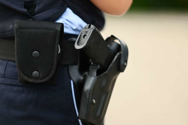 Keine Schreckschusswaffe, sondern die Dienstpistole eines Polizisten.  | Foto: Jonas Hirt