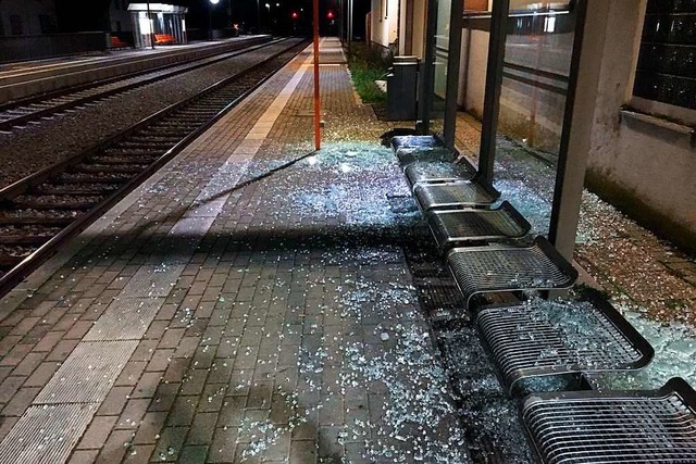 Sachbeschdigung in Sasbach: Unbekannt...es Fahrgastunterstands am Bahnhof ein.  | Foto: SWEG