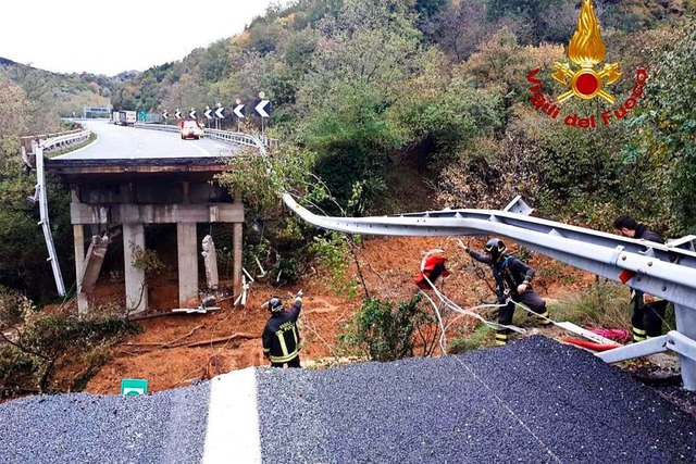 Da war die Strae auf einmal weg: Arbeiter bei Savona im Einsatz.  | Foto: Uncredited