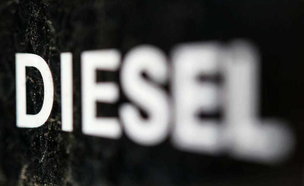 Beim Abzapfen von Diesel aus einem fre...wei Kleinkindern im Auto (Symbolbild).  | Foto: Marijan Murat