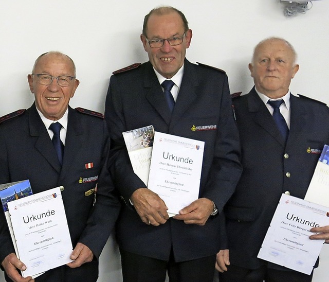 Heinz Wei, Helmut Ehrenfelder und Fri...enmitglieder der Mundinger Feuerwehr.   | Foto: Georg Vo