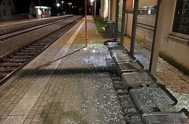 Vandalismus: Unbekannte Tter schlugen...stunterstands am Bahnhof Sasbach ein.   | Foto: SWEG