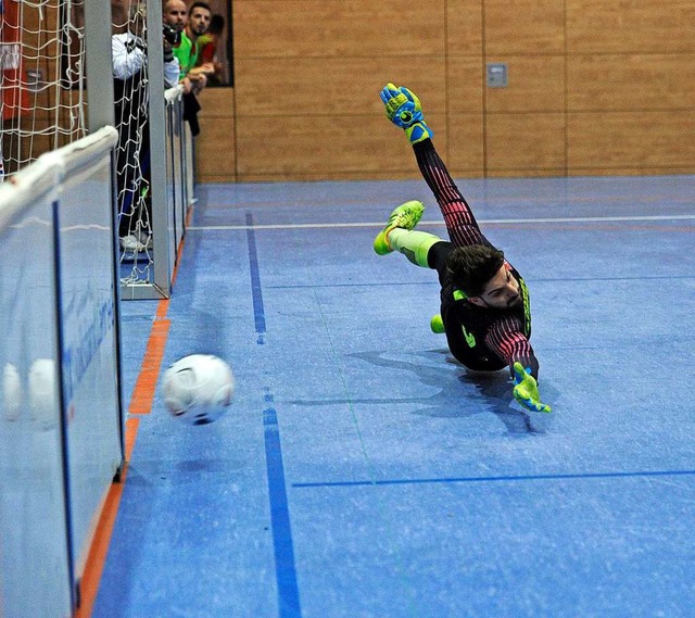 Viertelfinale beim Masters: Der Ball zischt, der OFV-Torwart fliegt.  | Foto: Pressebro Schaller