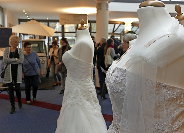 Ganz wichtig: Das passende Brautkleid  | Foto: Frank Schoch