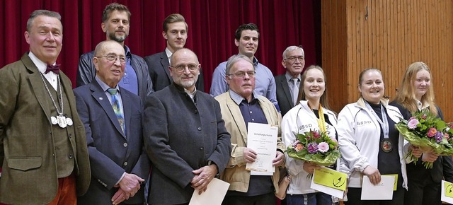 Philipp Schmid (links) mit den Geehrte... vom Publikum viel Beifall erhielten.   | Foto: Herbert Frey