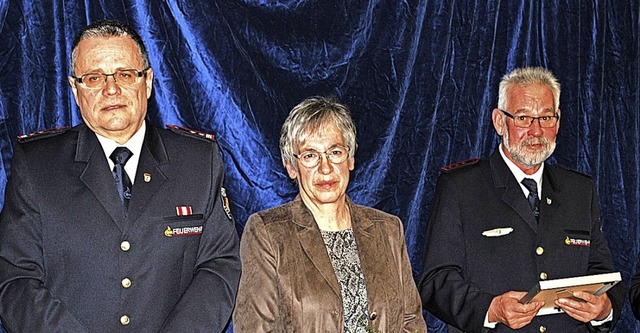 Kommandant Harald Lehmann (links) erna...ch an dessen Frau Heidrun Kleindienst.  | Foto: Thomas Loisl Mink