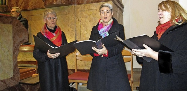 Das Frauentrio Tre Donne mit (von rech...lmann, Alt;  links Organist Pius Moser  | Foto: Renate Griesser