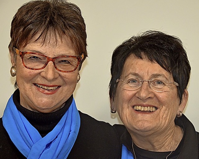 Rita Ebner-Jeppsen (links) hlt dem Ge...erz ist seit 40 Jahren aktive Sngerin  | Foto: Christiane Sahli