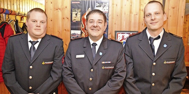 Kommandant Mike Markstahler (Mitte) ko...lungsfeuerwehr Langenau verpflichten.   | Foto: Edgar Steinfelder