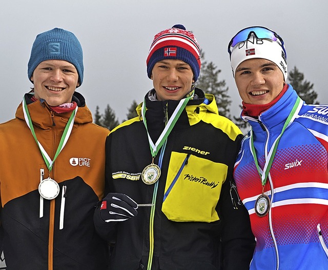 Die erfolgreichen U-18-Skilanglufer b...und rechts der Dritte Leopold Hensler.  | Foto: Junkel