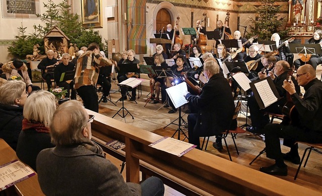 Das Senioren-Zupforchester unter der Leitung von Wolfgang Bast beim Konzert    | Foto: Wolfgang Knstle