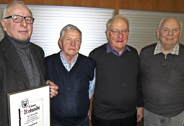 Ehrungen beim Mnnerchor Wehr (von lin...e Martin Schmitz fr 25 Jahre geehrt.   | Foto: Ernst Brugger