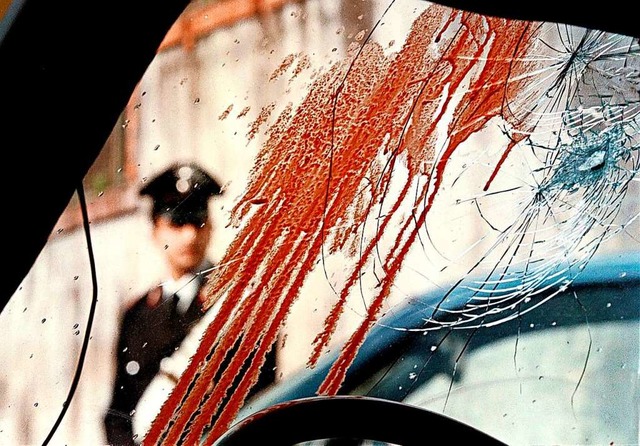 Blutverschmierte Windschutzscheibe, na... Neapel auf ein Auto geschossen haben.  | Foto:  AFP GmbH